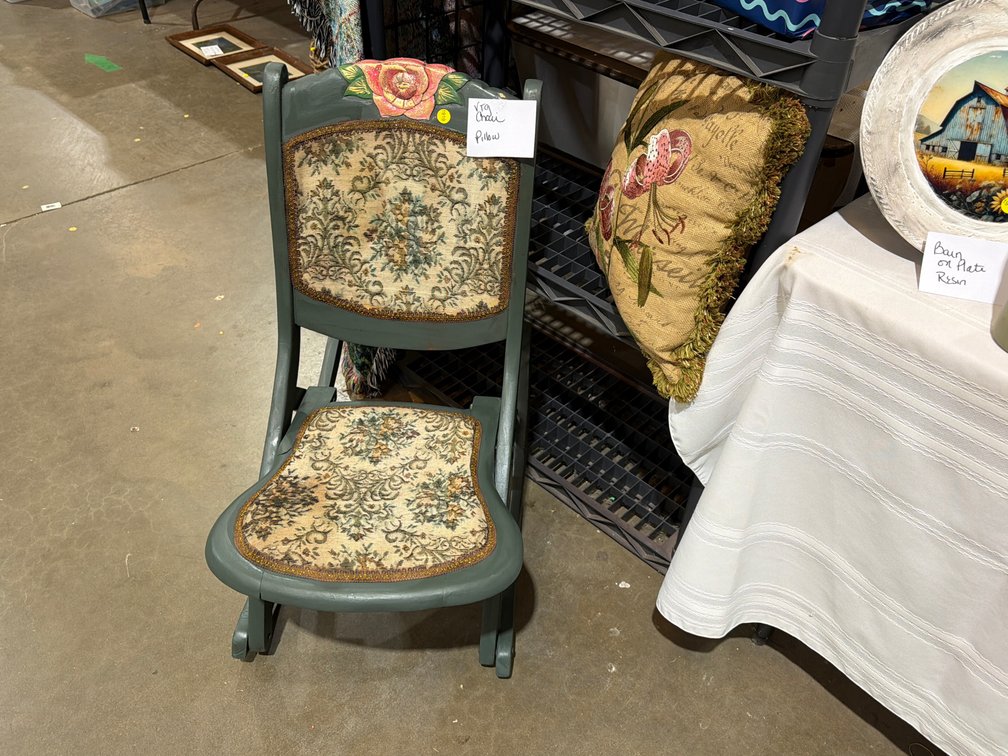VINTAGE CHAIR, PILLOW