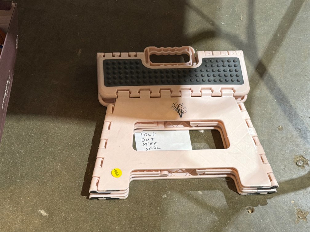 FOLDING STEP STOOL