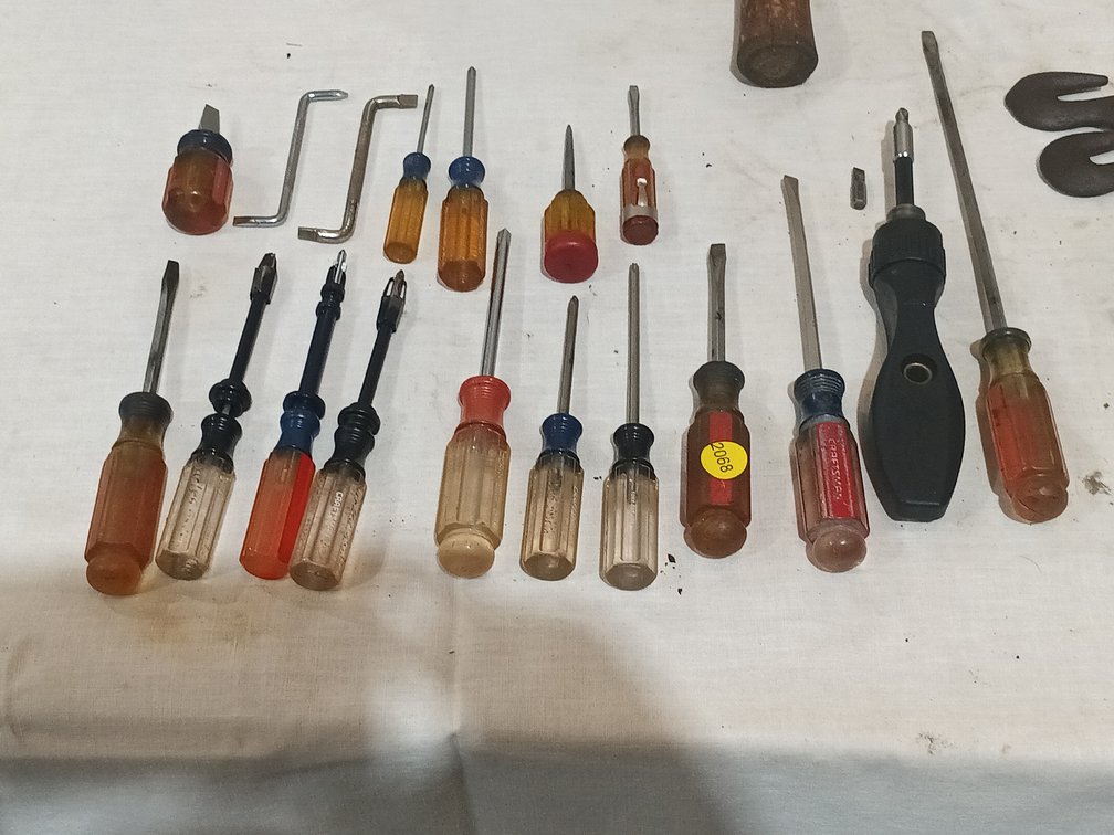 LOT OF CRAFTSMAN SCREW DRIVERS