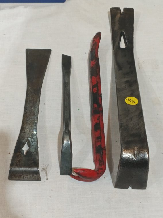 (4) PRY BARS/NAIL PULLERS