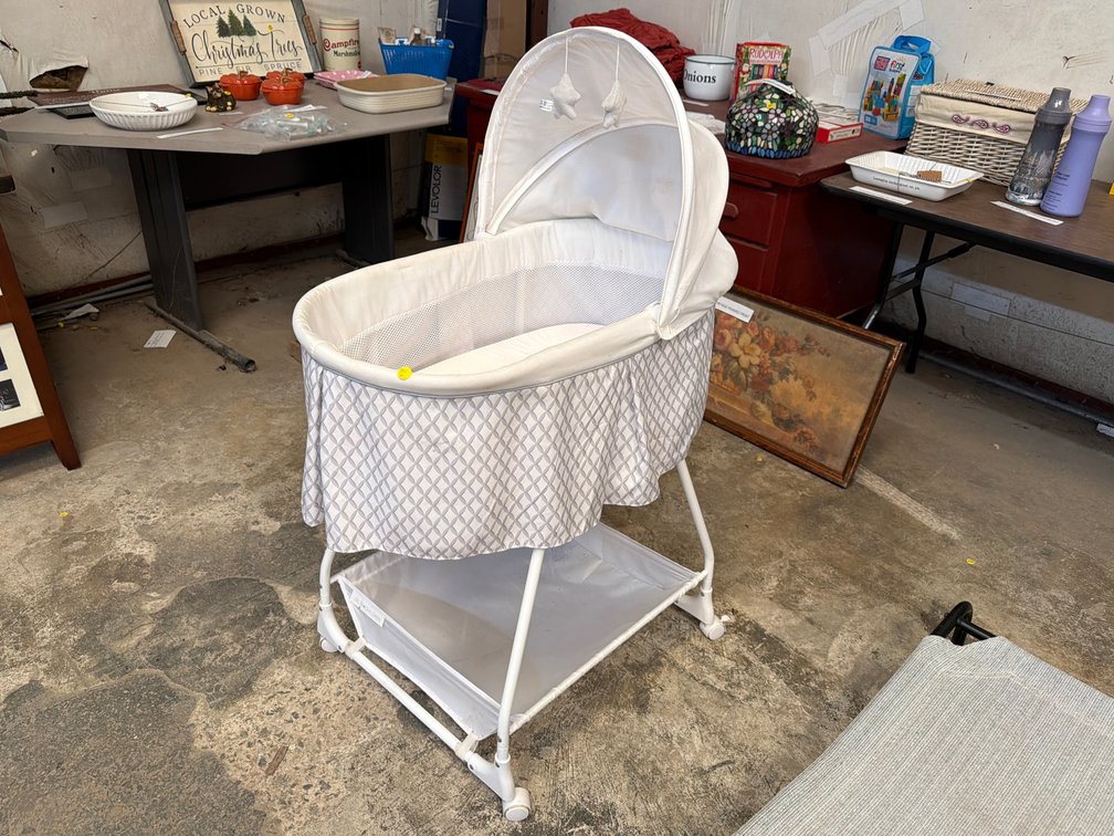DELTA CHILDREN ROLLING BASSINET