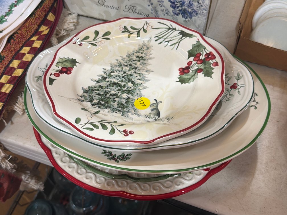 4 CHRISTMAS PLATES