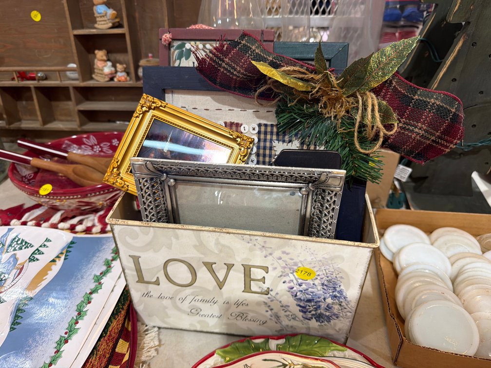 “LOVE” BOX WITH DECOR AND FRAMES