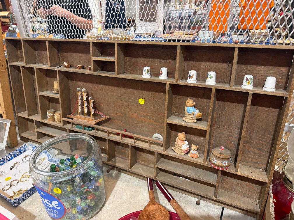 TRINKET SHELF WITH TRINKETS