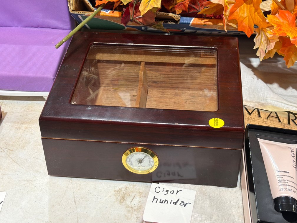CIGAR HUMIDOR