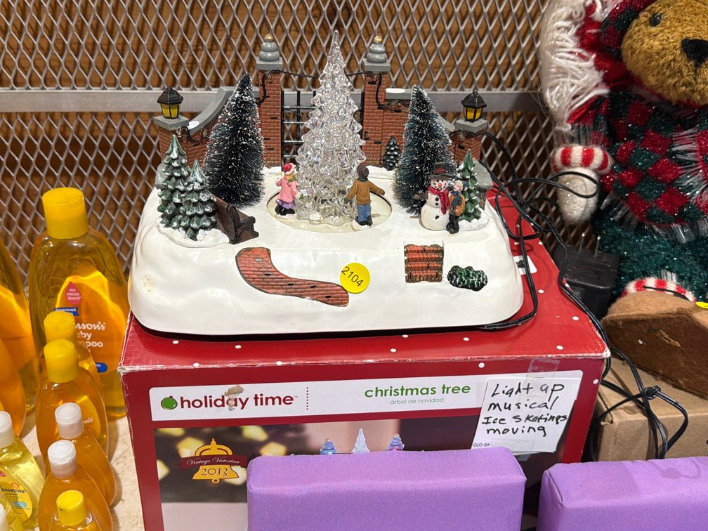 LIGHT UP MUSICAL ICE SKATING DECOR