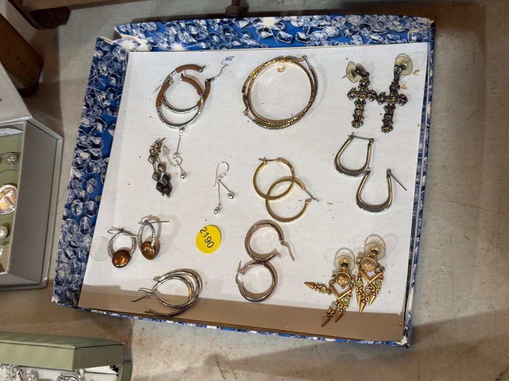 LOT OF EARRINGS