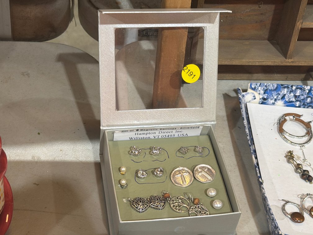 LOT OF EARRINGS