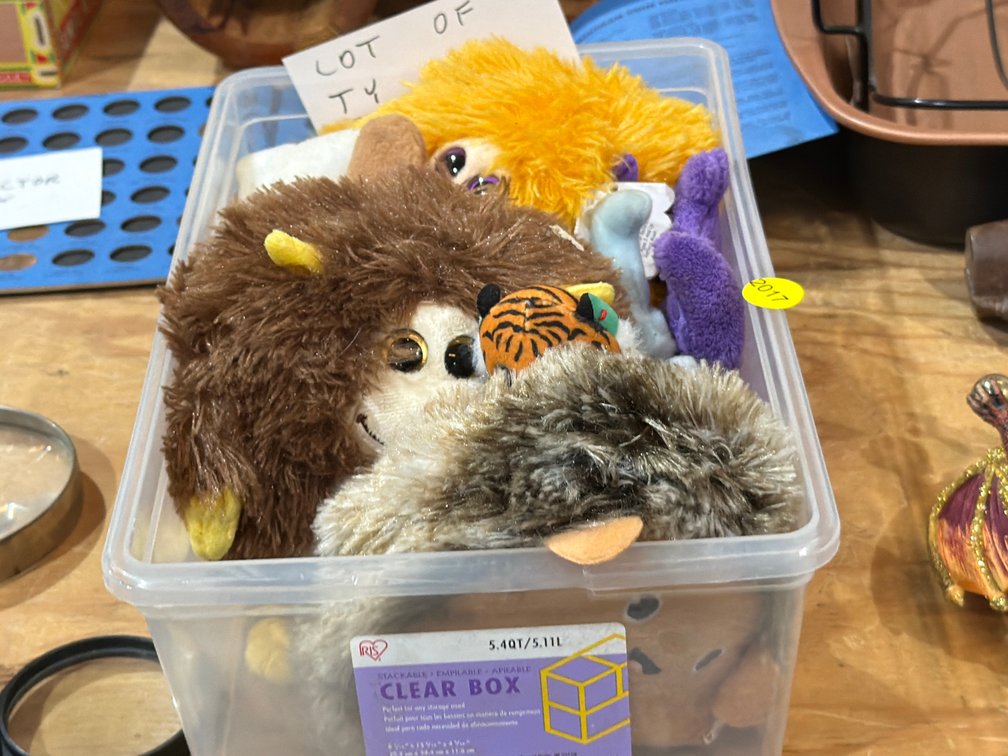 LOT OF STUFFED ANIMALS