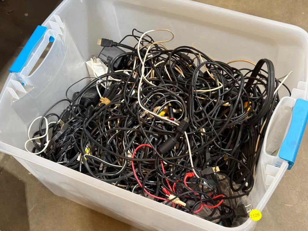 TOTE OF ELECTRONIC CORDS