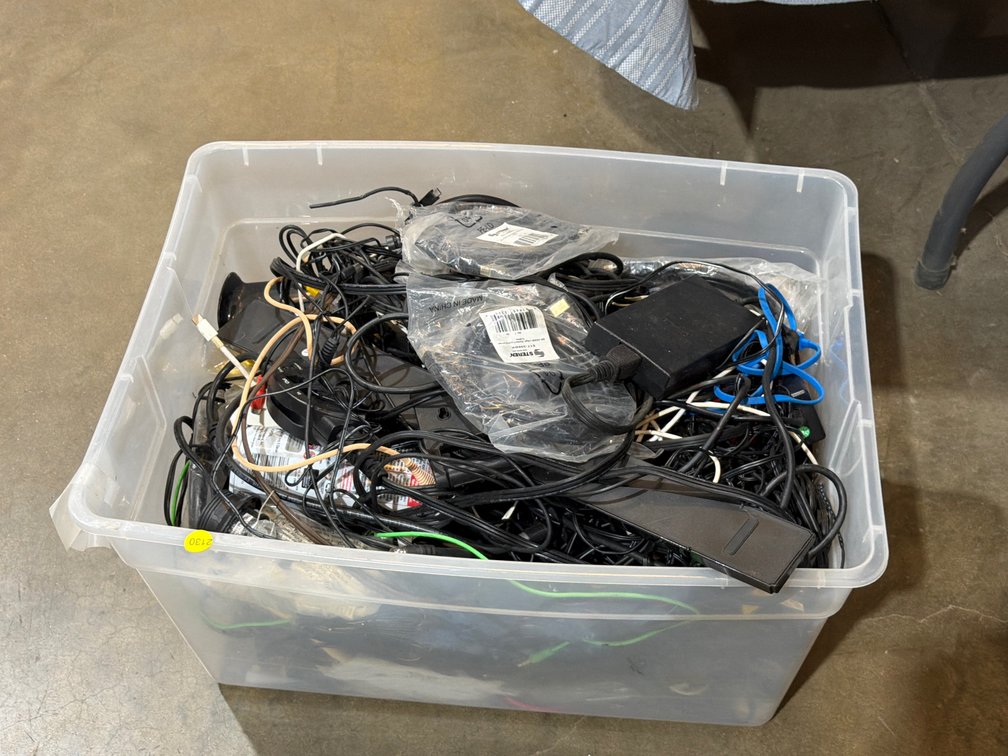 TOTE OF ELECTRONIC CORDS
