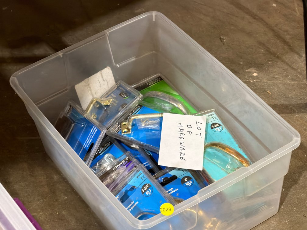 LOT OF DOOR PULLS