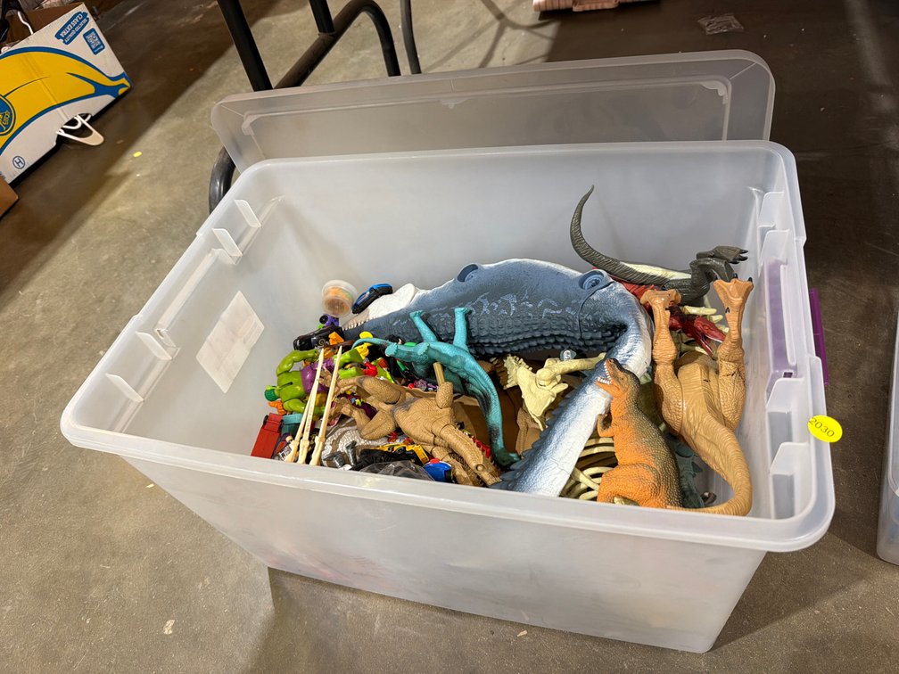 TOTE OF VARIOUS TOY FIGURES