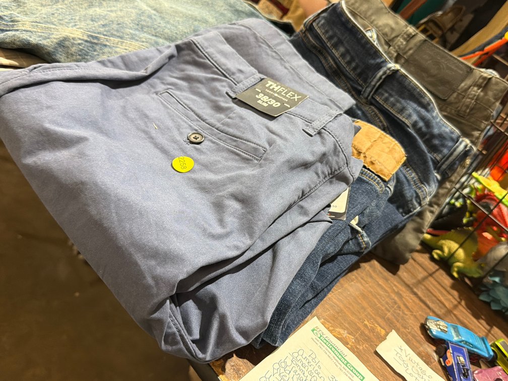LOT OF MEN / WOMENS JEANS