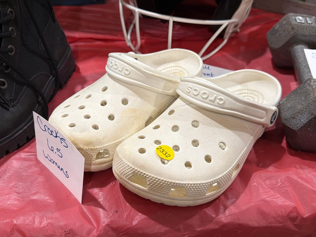 WOMEN’S CROCS SIZE 6.5