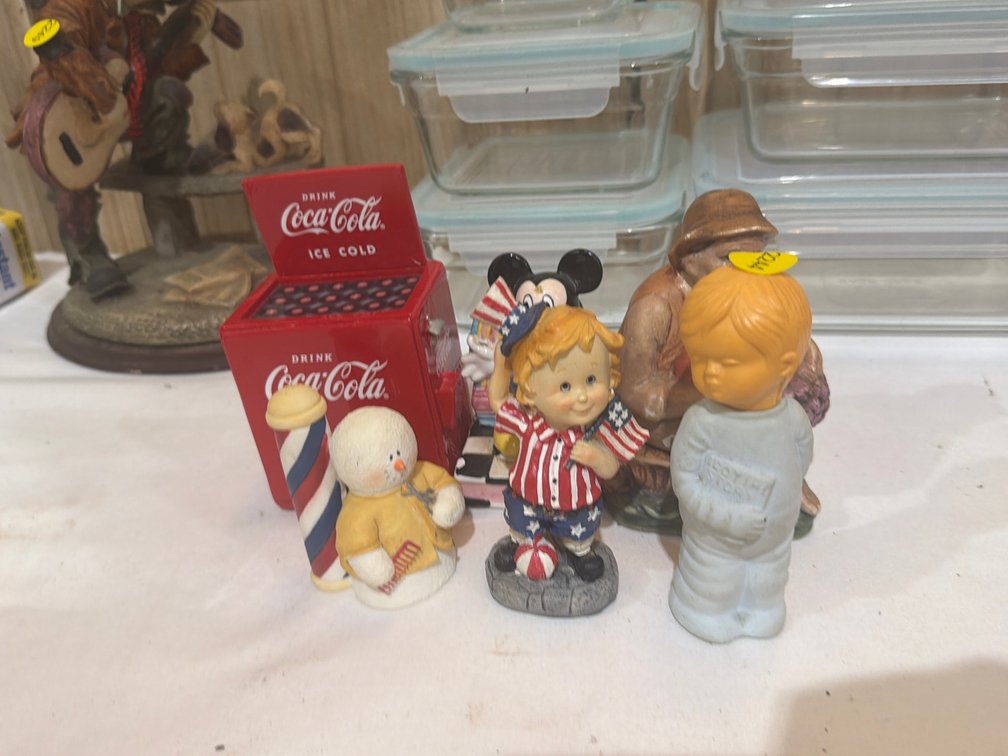 LOT OF FIGURINES