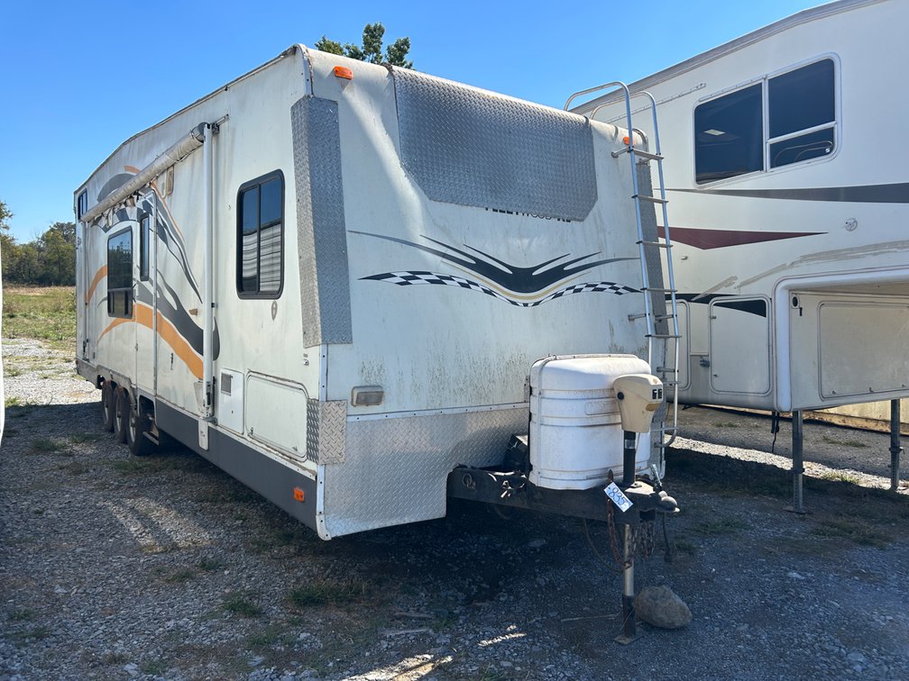 2003 FLEETEOOD GEAR BOX BUMPER PULL CAMPER / TOY HAULER