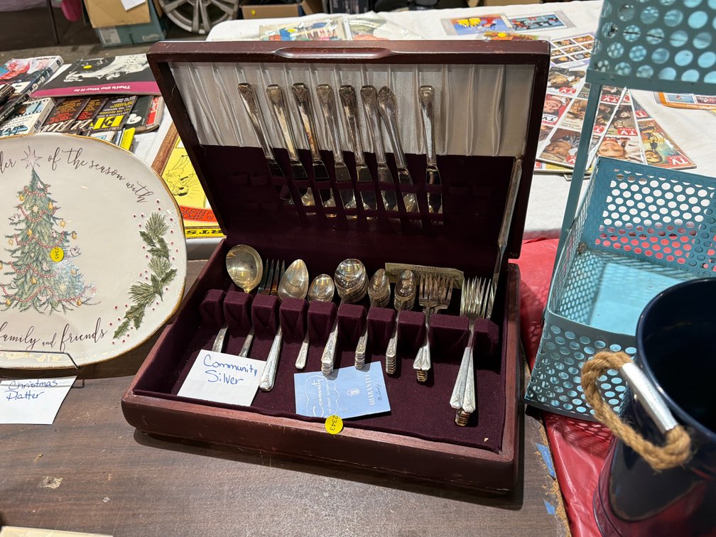 BOX OF COMMUNITY SILVER PLATE FLATWARE