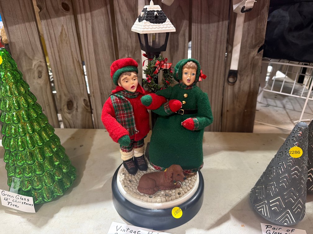 VINTAGE HOLIDAY CREATIONS 1993 ANIMATED CAROLERS FIGURES