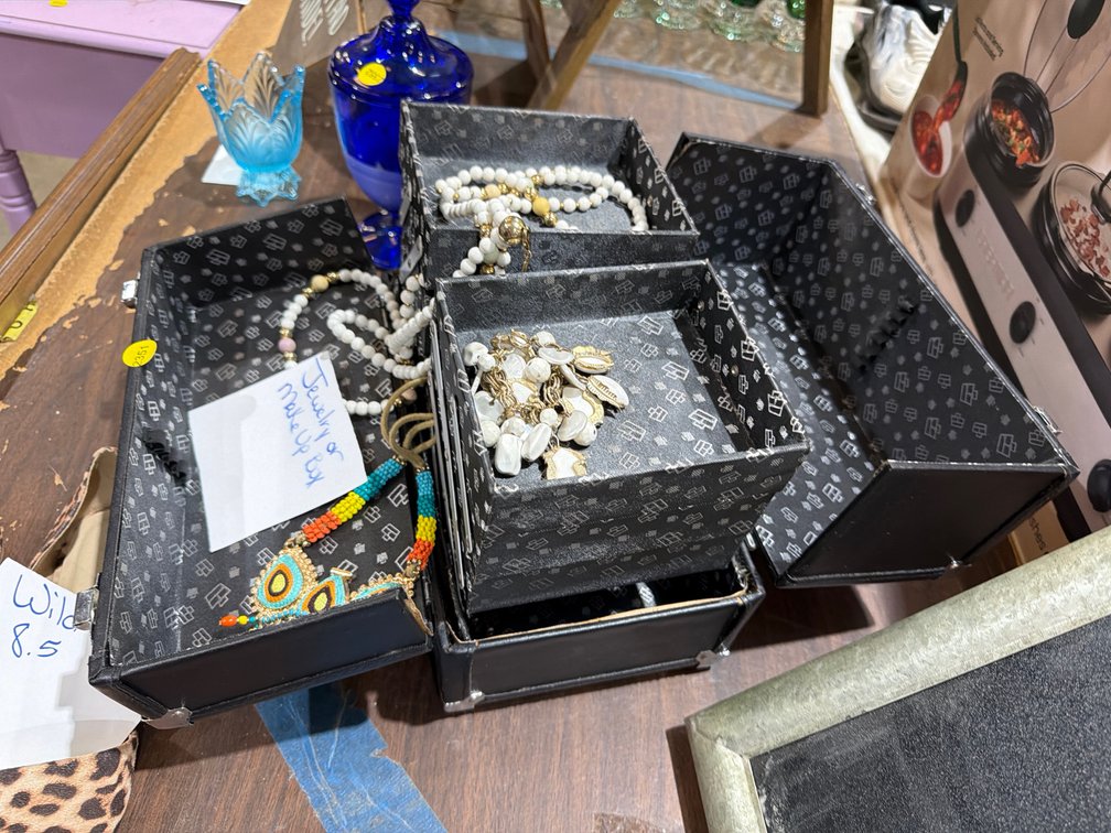 JEWELRY OR MAKEUP BOX & CONTENTS