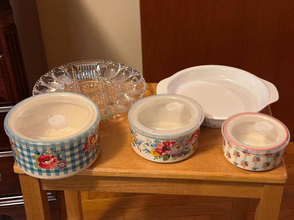 PIONEER WOMAN BOWLS , EGG DISH , ETC