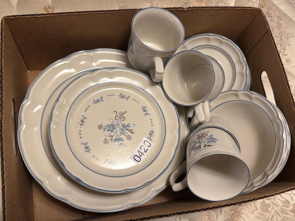 GORDELLA PLATES AND MUGS