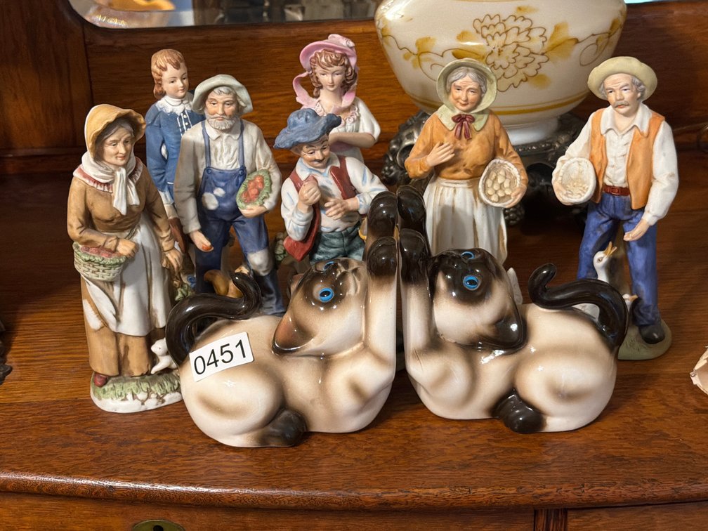 LOT OF FIGURINES