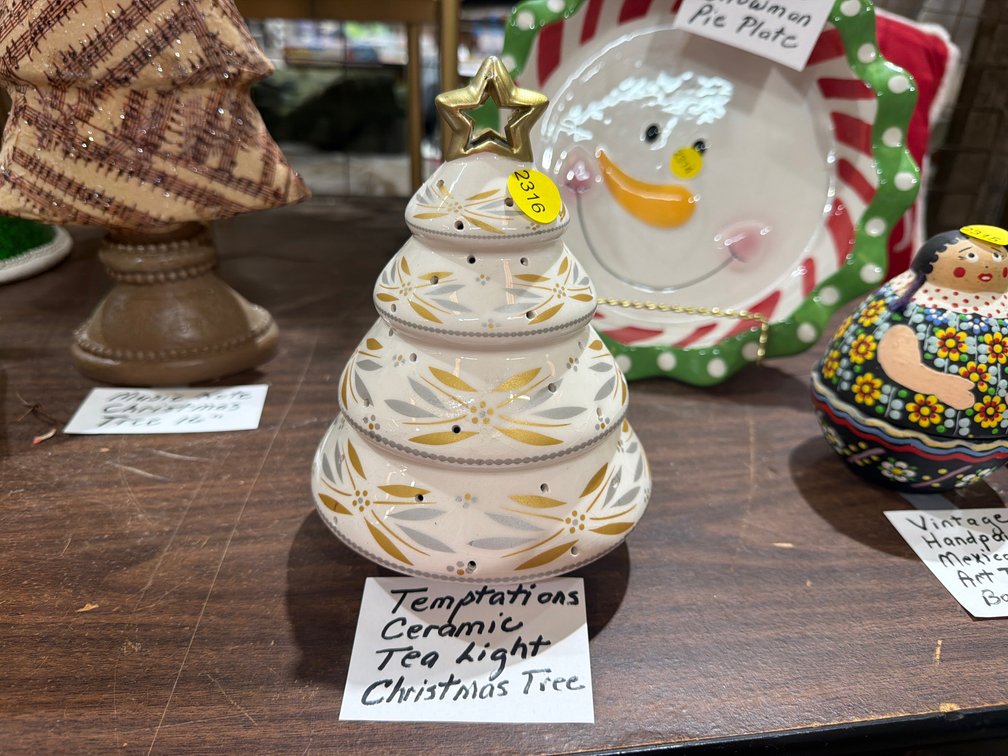 TEMPTATIONS CERAMIC TEA LIGHT CHRISTMAS TREE