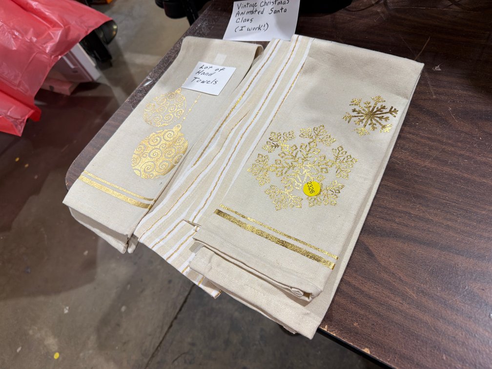 LOT OF HAND TOWELS
