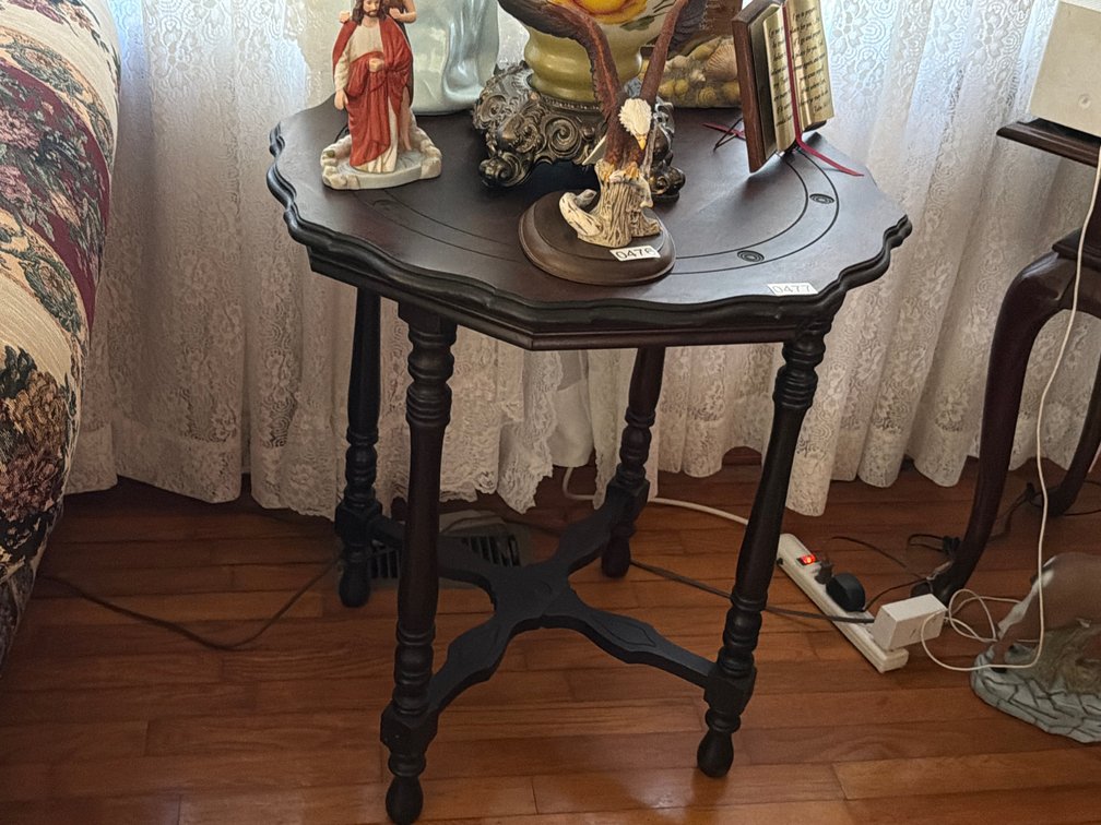 VINTAGE TABLE 25”X28”