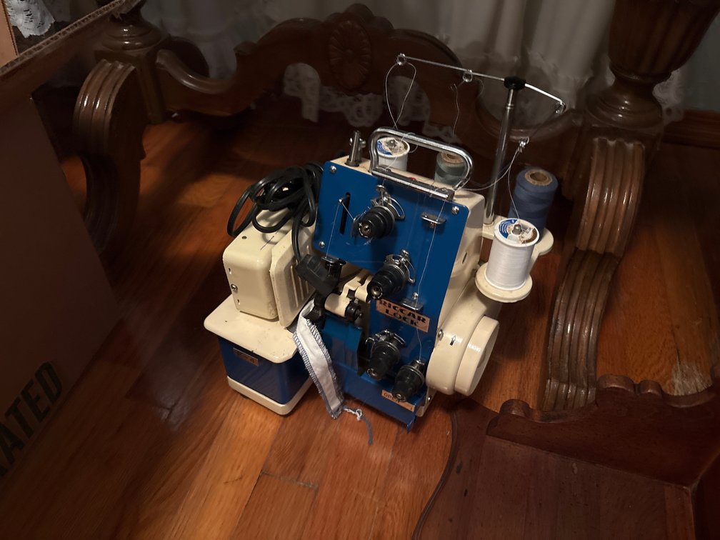 VINTAGE SEWING MACHINE