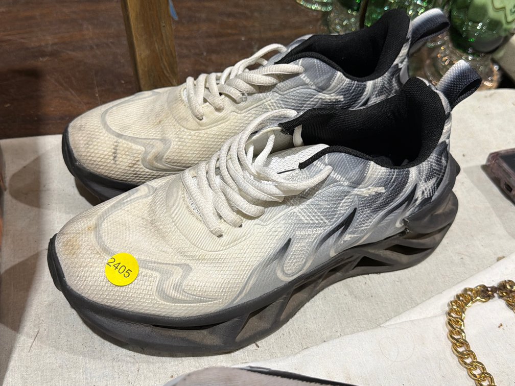 SHOES SIZE UNKNOWN