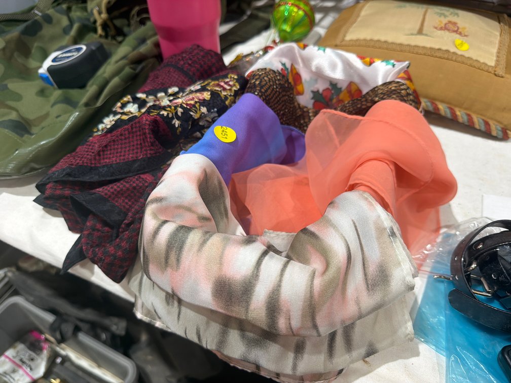 LOT OF WOMENS SCARVES