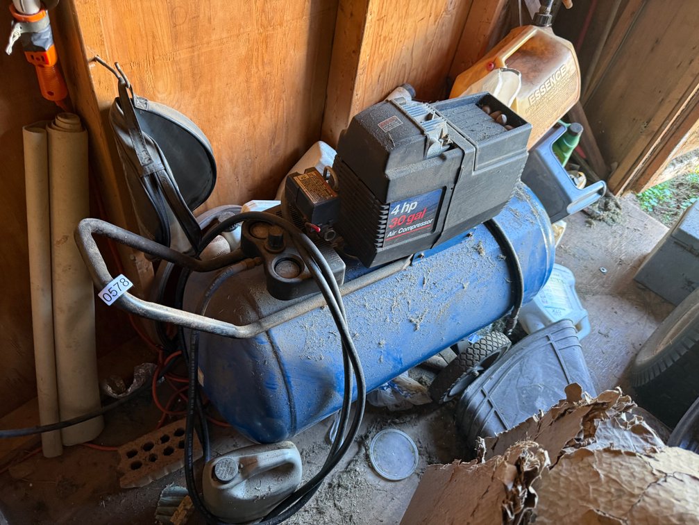 30 GALLON AIR COMPRESSOR