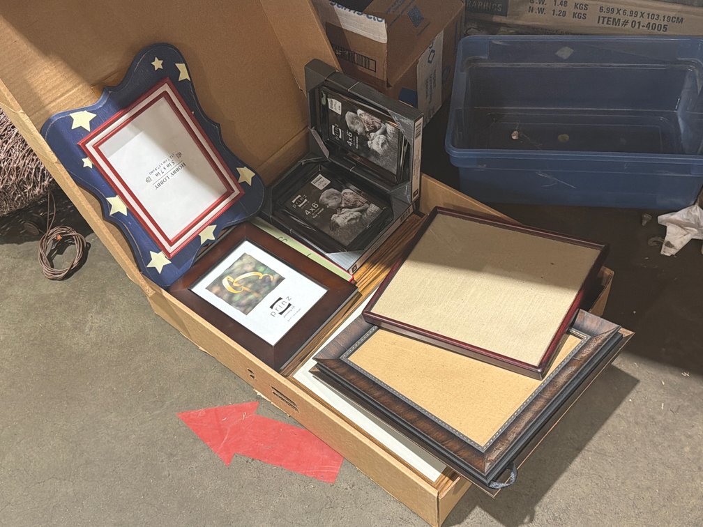 LOT OF PICTURE FRAMES