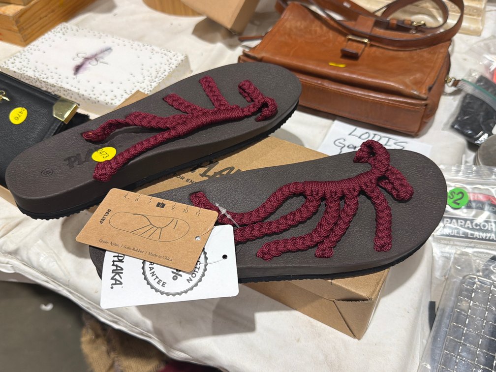 WOMENS OLAKA SANDALS SIZE 8