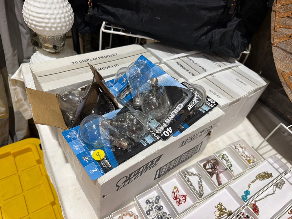 LOT OF LIGHT BULBS