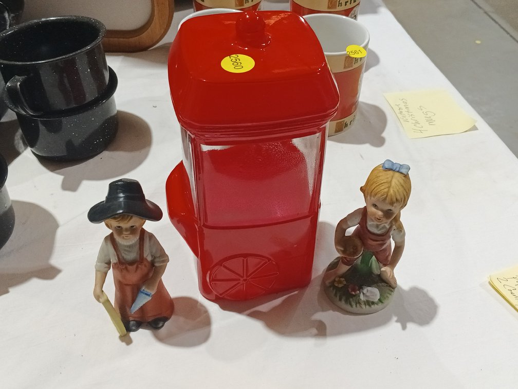 GLASS POPCORN MACHINE JAR AND (2) COUNTRY KIDS FIGURES