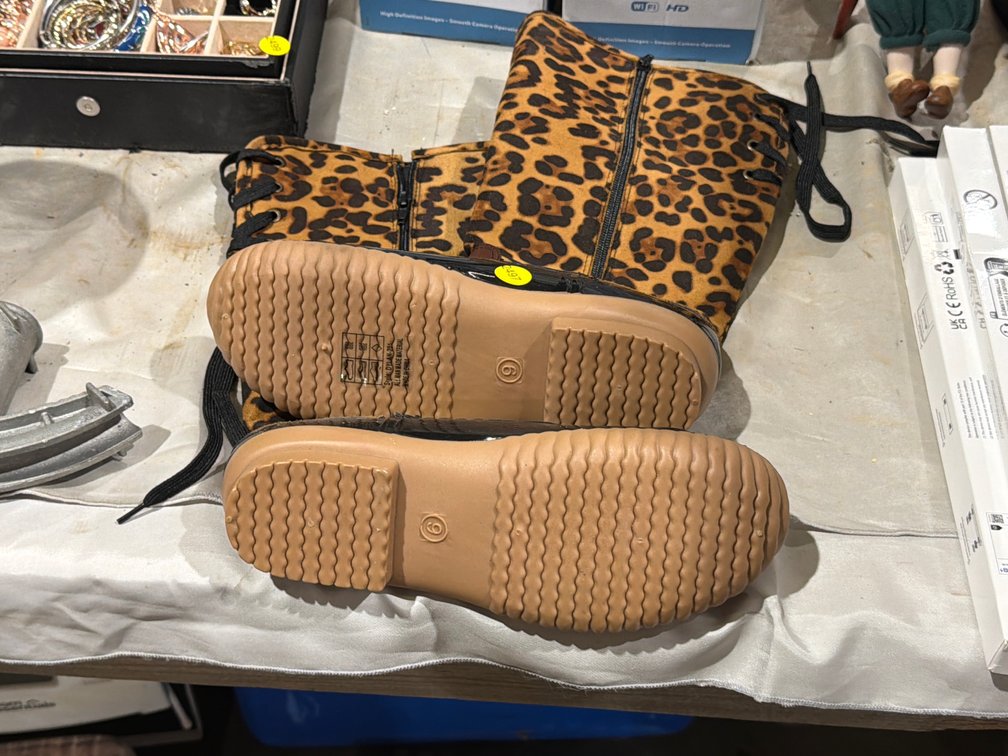 LEOPARD PRINT BOOTS SIZE 9