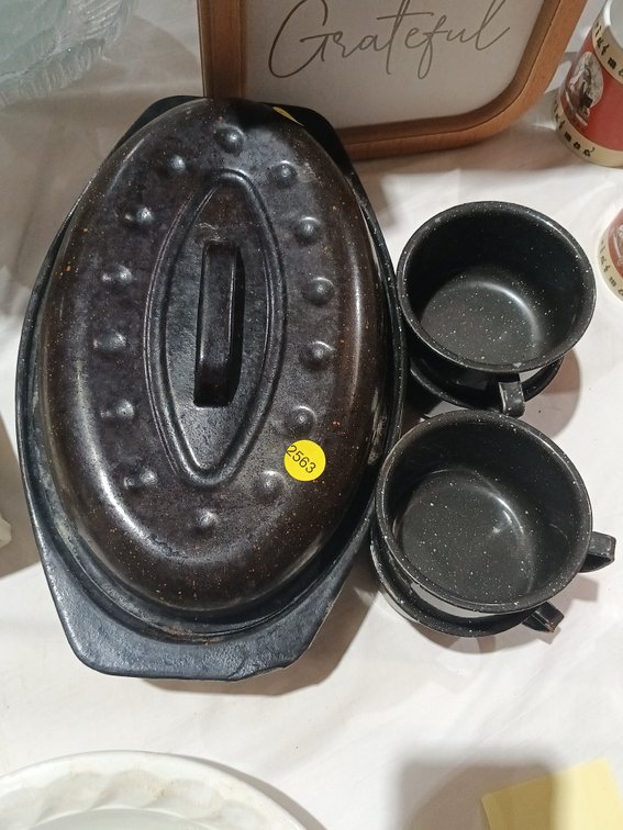 ENAMELED ODD SIZE ROASTER AND (4) ENAMEL CUPS