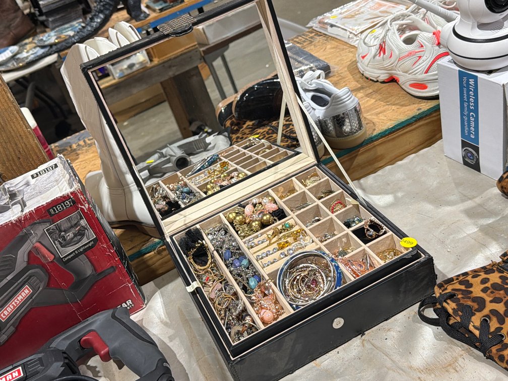MIRRORED JEWELRY BOX WITH JEWELRY