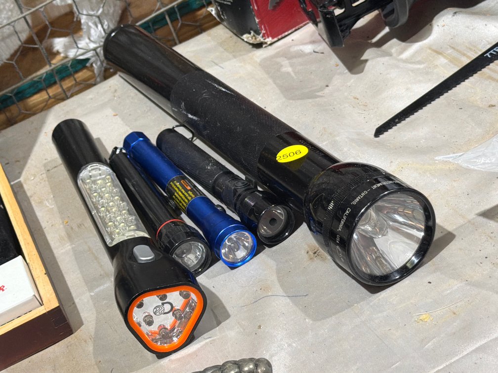 LOT  OF 4 FLASH LIGHTS