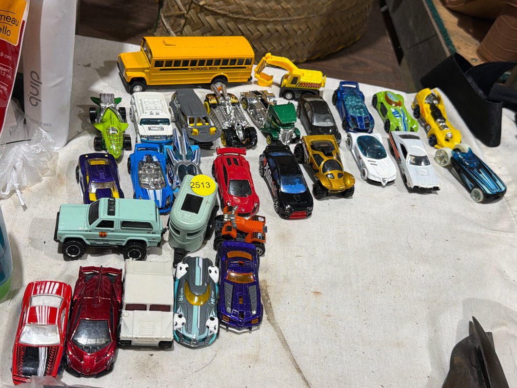 LOT OF HOT WHEELS AND OTHER TOY CARS