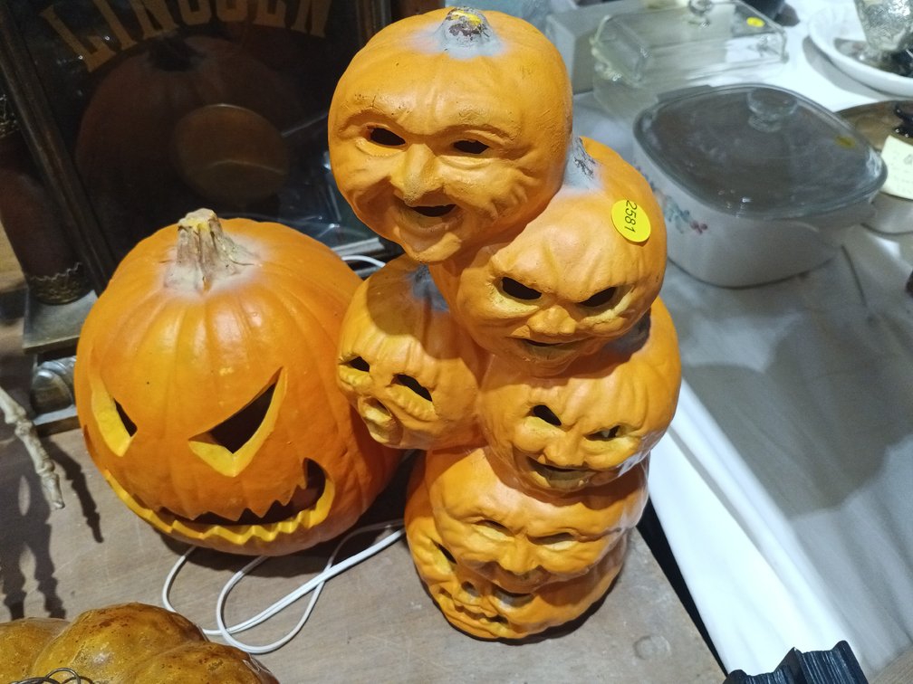(2) LIGHTWD HALLOWEEN DECOR