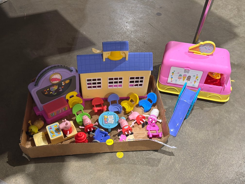PEPPA PIG ICE CREAM TRUCK PLAY SET