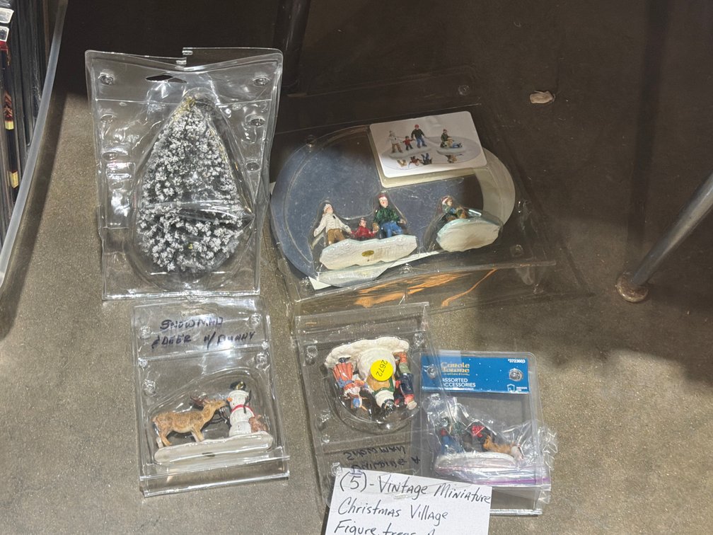 5 VINTAGE MINIATURE CHRISTMAS VILLAGE ACCESSORIES