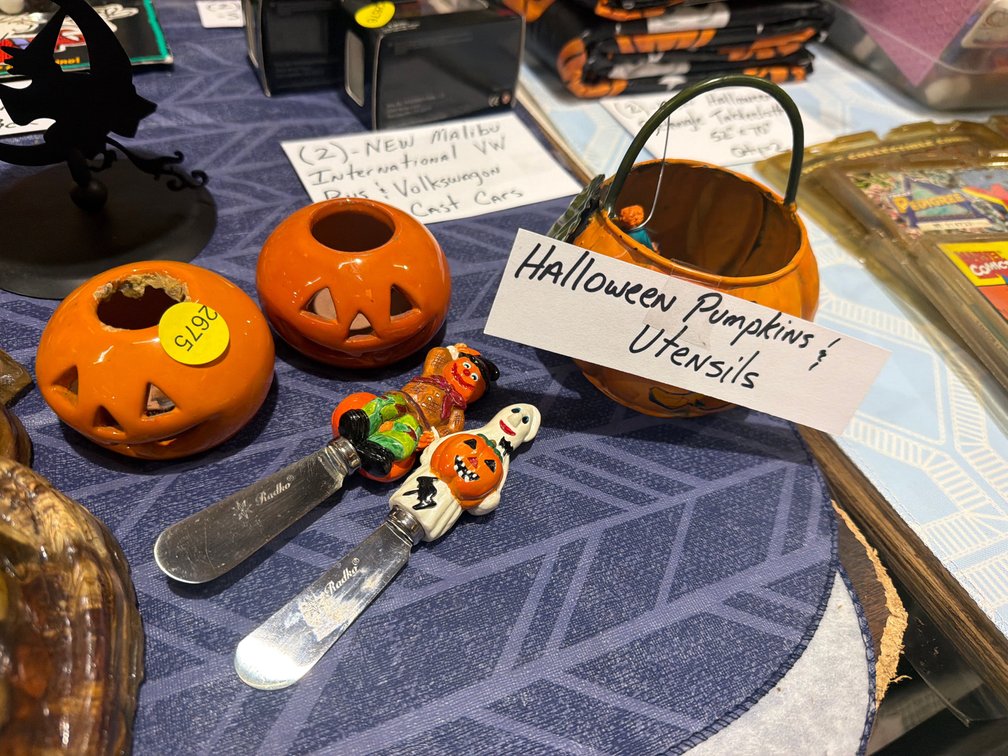 HALLOWEEN PUMPKINS AND UTENSILS