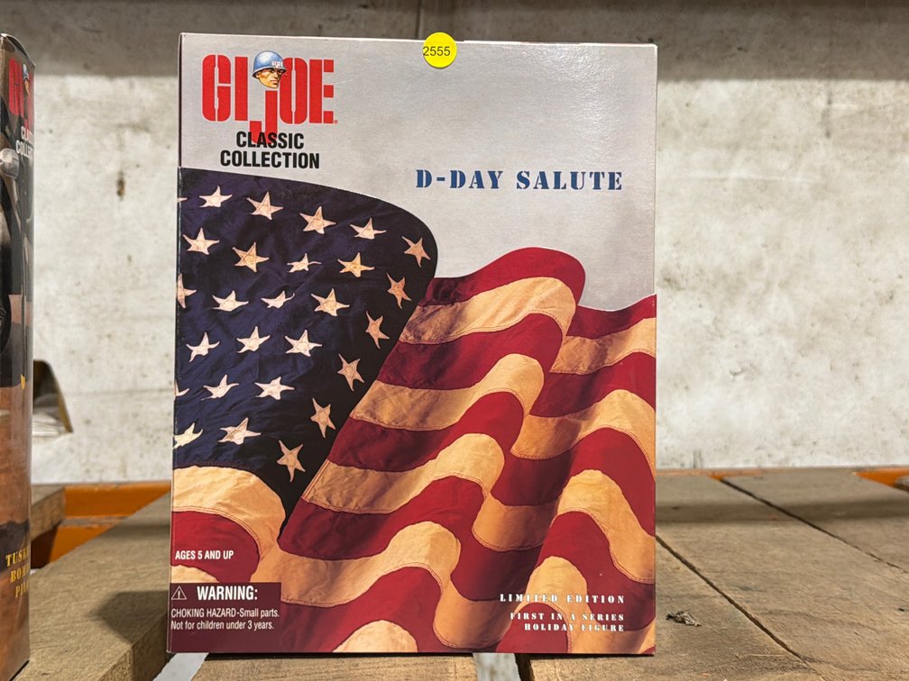 GI JOE D-DAY SALUTE ACTION FIGURE