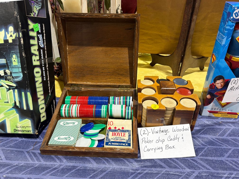 2 SET OF POKER CHIPS WITH WOODEN HOLDERS