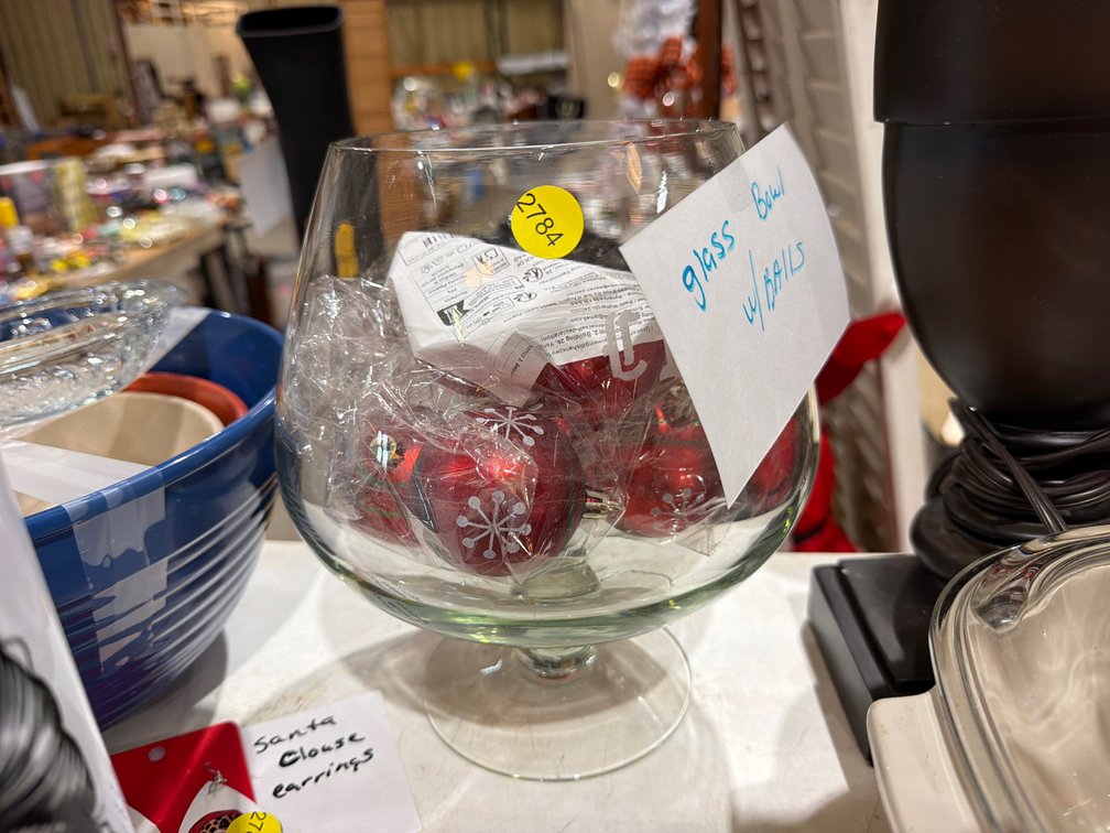 GLASS BOWL WITH BALLS